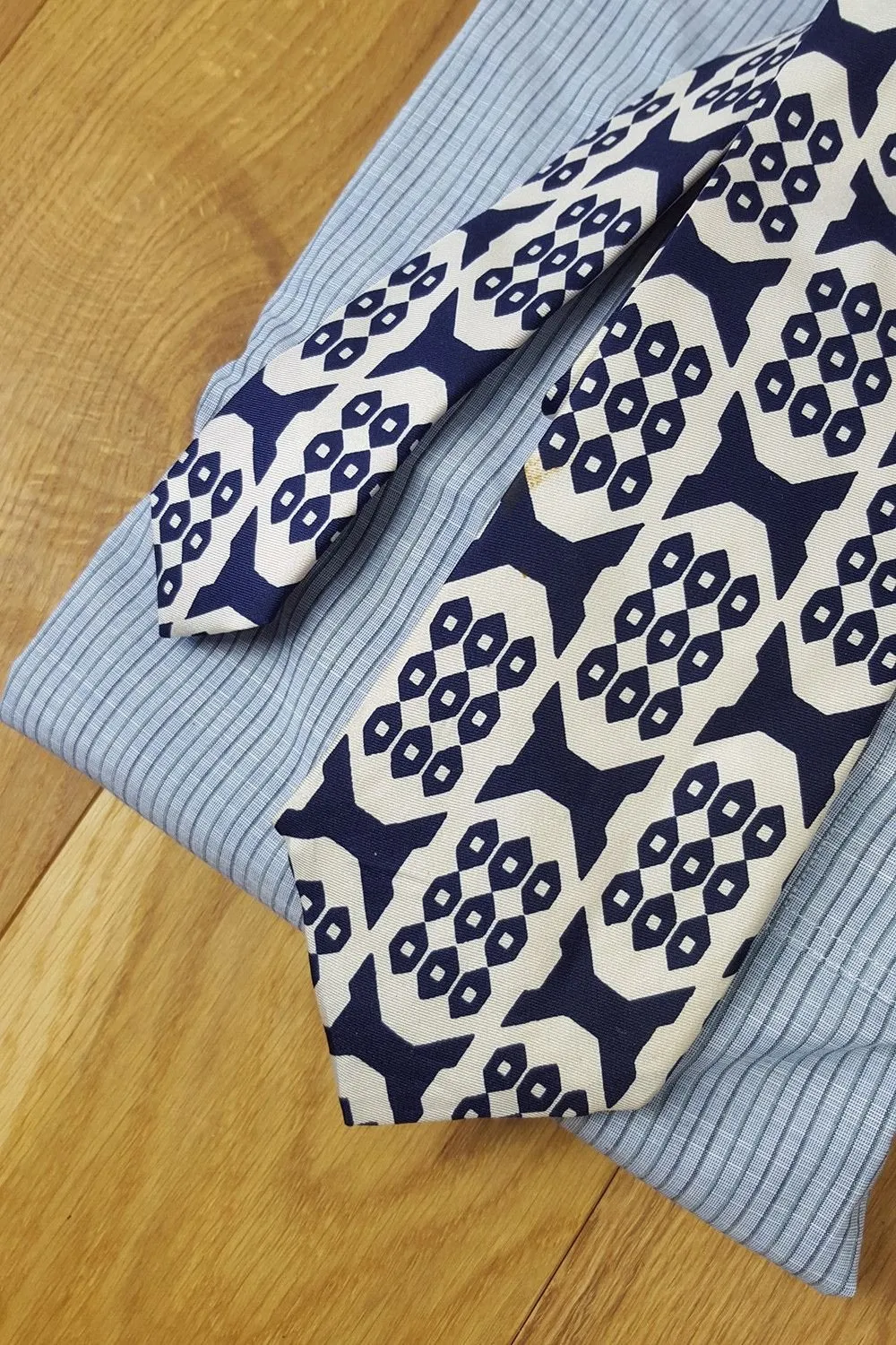 ERRE Vintage Italian 100% Silk White and Blue Geometric Print Tie (55")