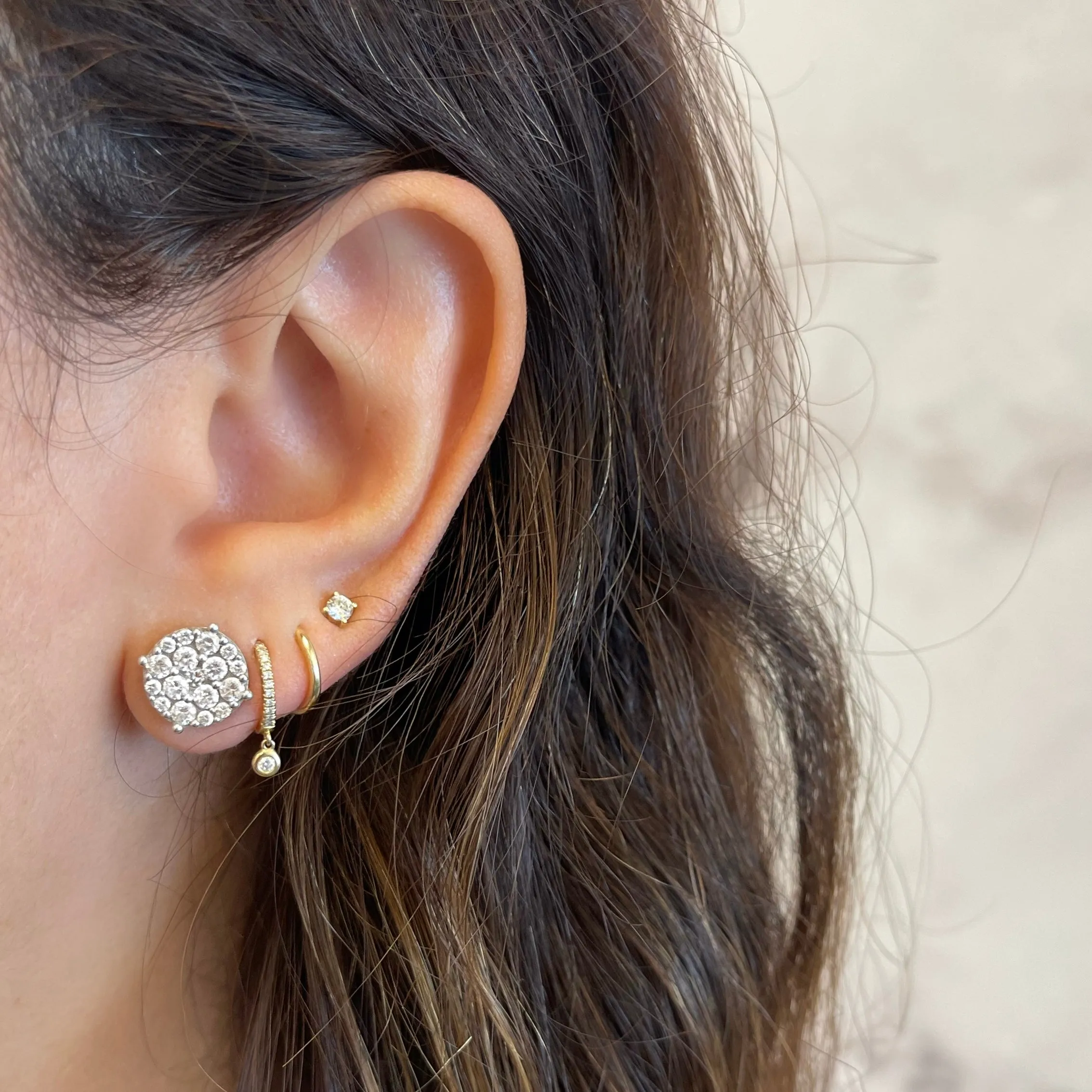 Round Illusion Scattered Diamond Studs